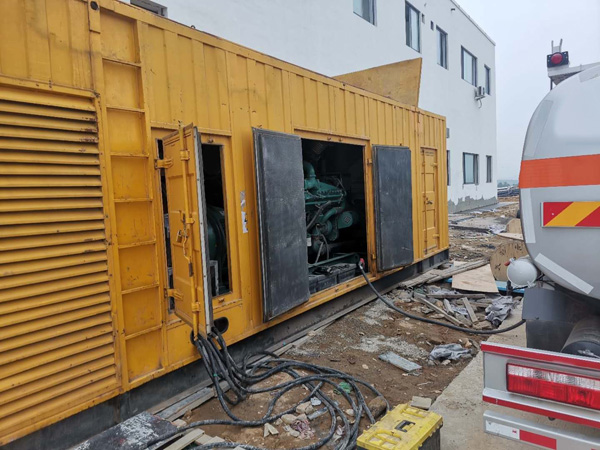 天柱如何在发电机出租合同中约定设备的维修和保养责任？